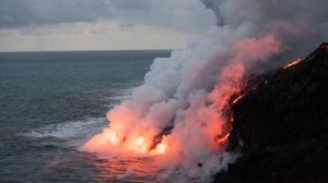 ¿A quién pertenece la tierra ganada al mar por la lava volcánica?